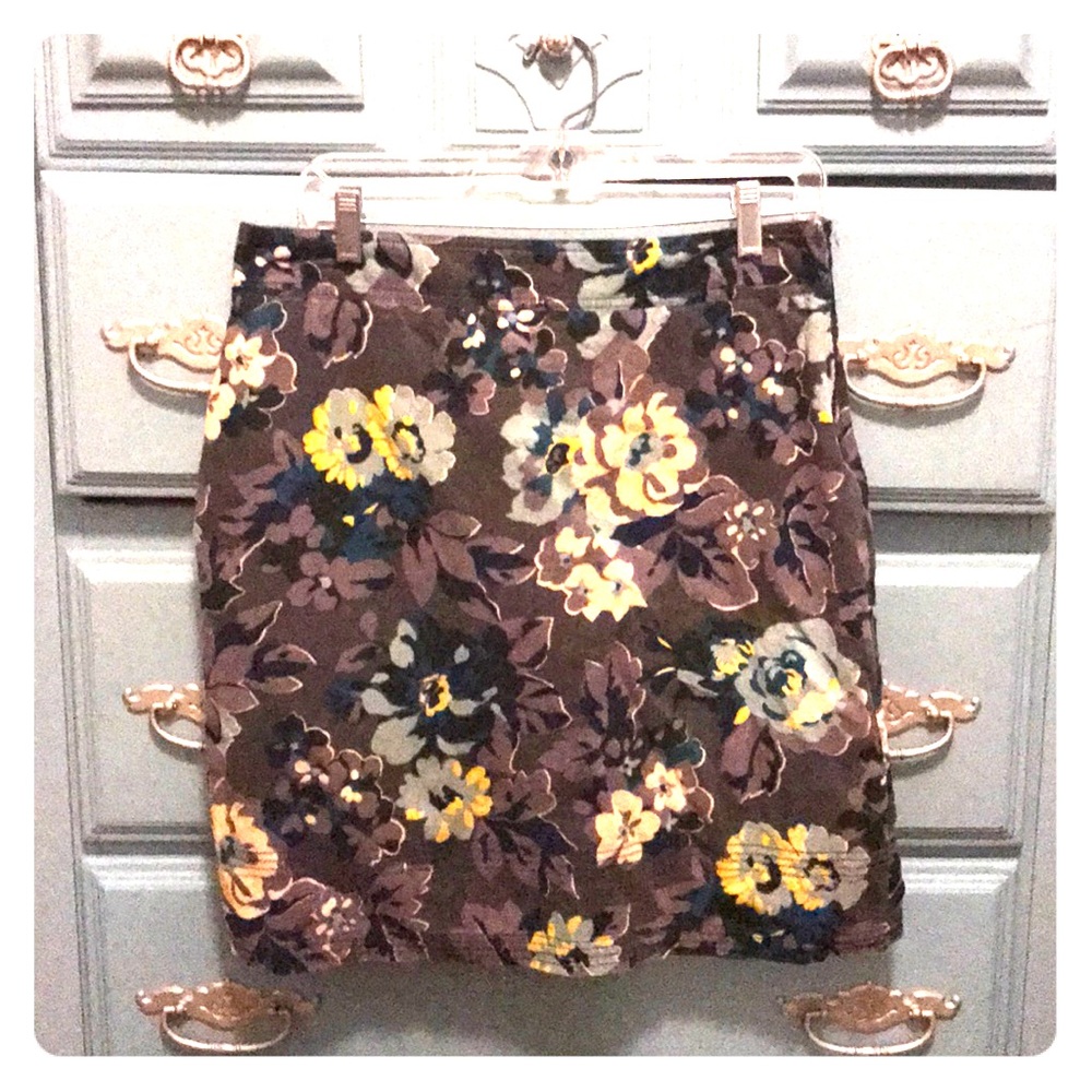 Boden Skirt.  Size 8. Pewter Floral Design